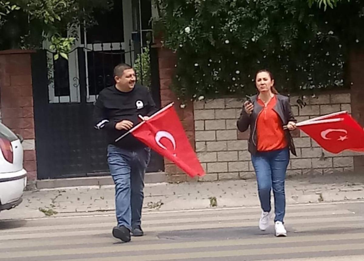 Muhtar ve &ouml;ğretmen ele ele verip sokağa &ccedil;ıkamayan &ccedil;ocuklara 23 Nisan coşkusunu yaşattı