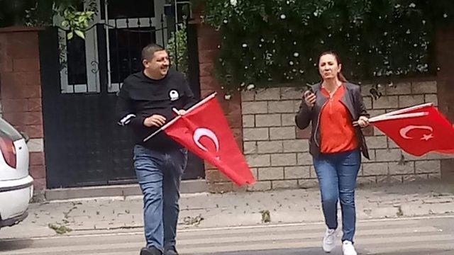 Muhtar ve öğretmen ele ele verip sokağa çıkamayan çocuklara 23 Nisan coşkusunu yaşattı