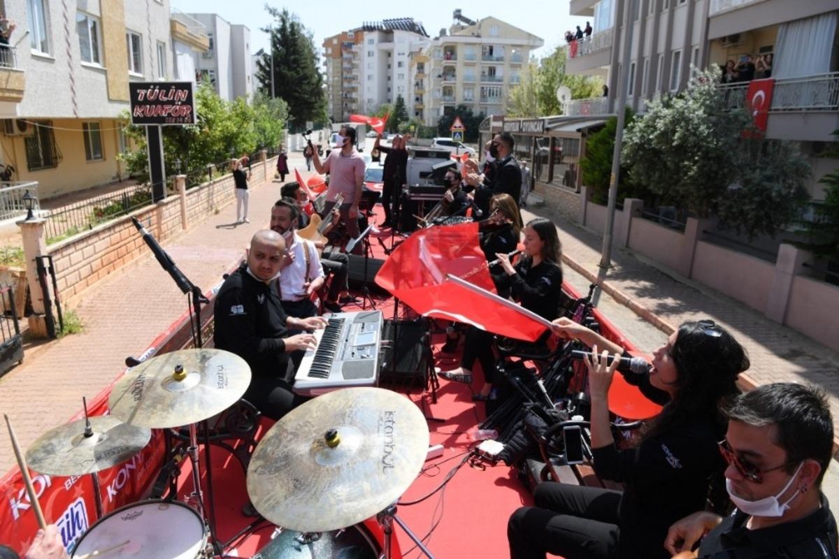 Konyaaltı 23 Nisan coşkusunu balkonlarda yaşadı