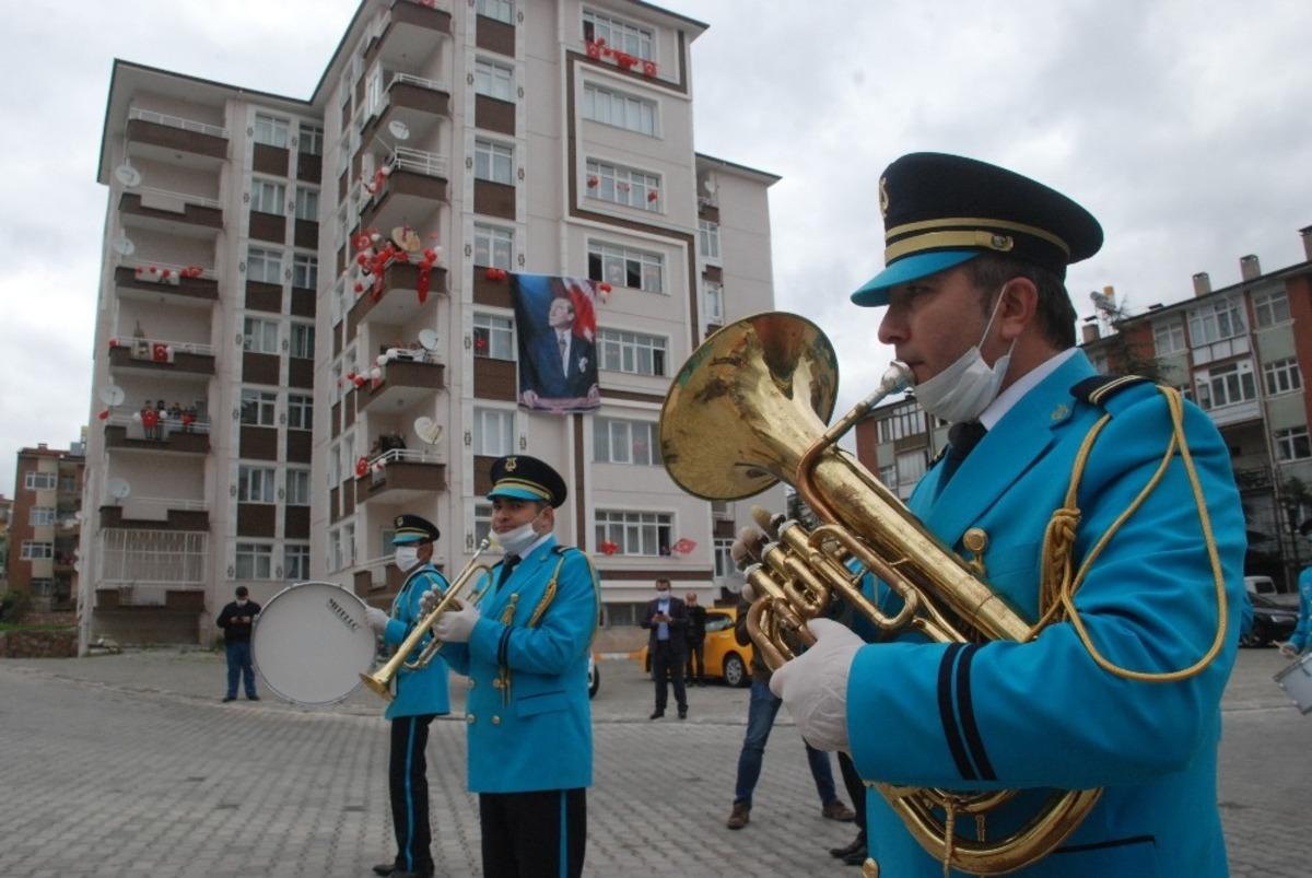 23 Nisan&rsquo;ı bando eşliğinde balkondan kutladılar