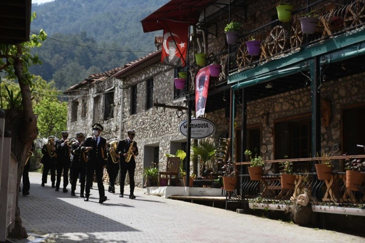 Bando mahallelerde 23 Nisan konseri verdi