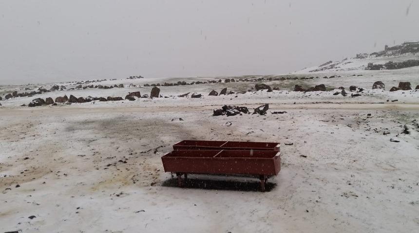 Tuzluca&rsquo;da y&uuml;ksek kesimler beyaza b&uuml;r&uuml;nd&uuml;