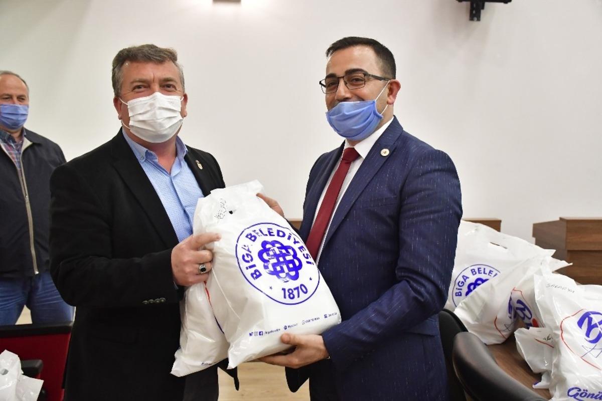 Biga Belediyesi&rsquo;nden muhtarlık ve odalara 10 bin maske