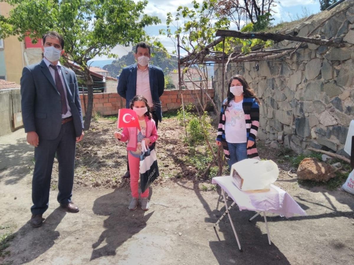 23 Nisan&rsquo;da doğan &ouml;ğrenciye s&uuml;rpriz doğum g&uuml;n&uuml;