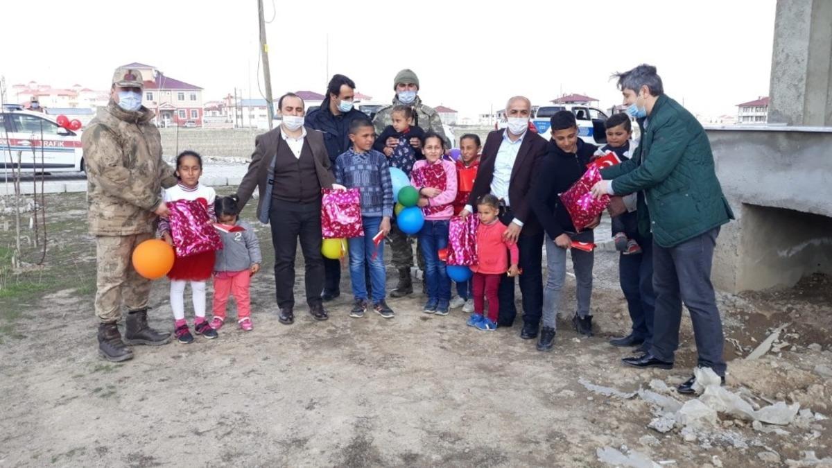 Kaymakam ve belediye başkanı sokak sokak dolaşarak &ccedil;ocukların bayramını kutladı