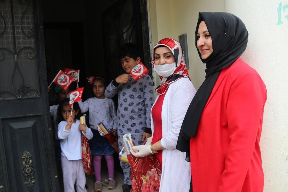 Kapı kapı dolaşarak 140 &ccedil;ocuğa sanat malzemesi dağıttılar