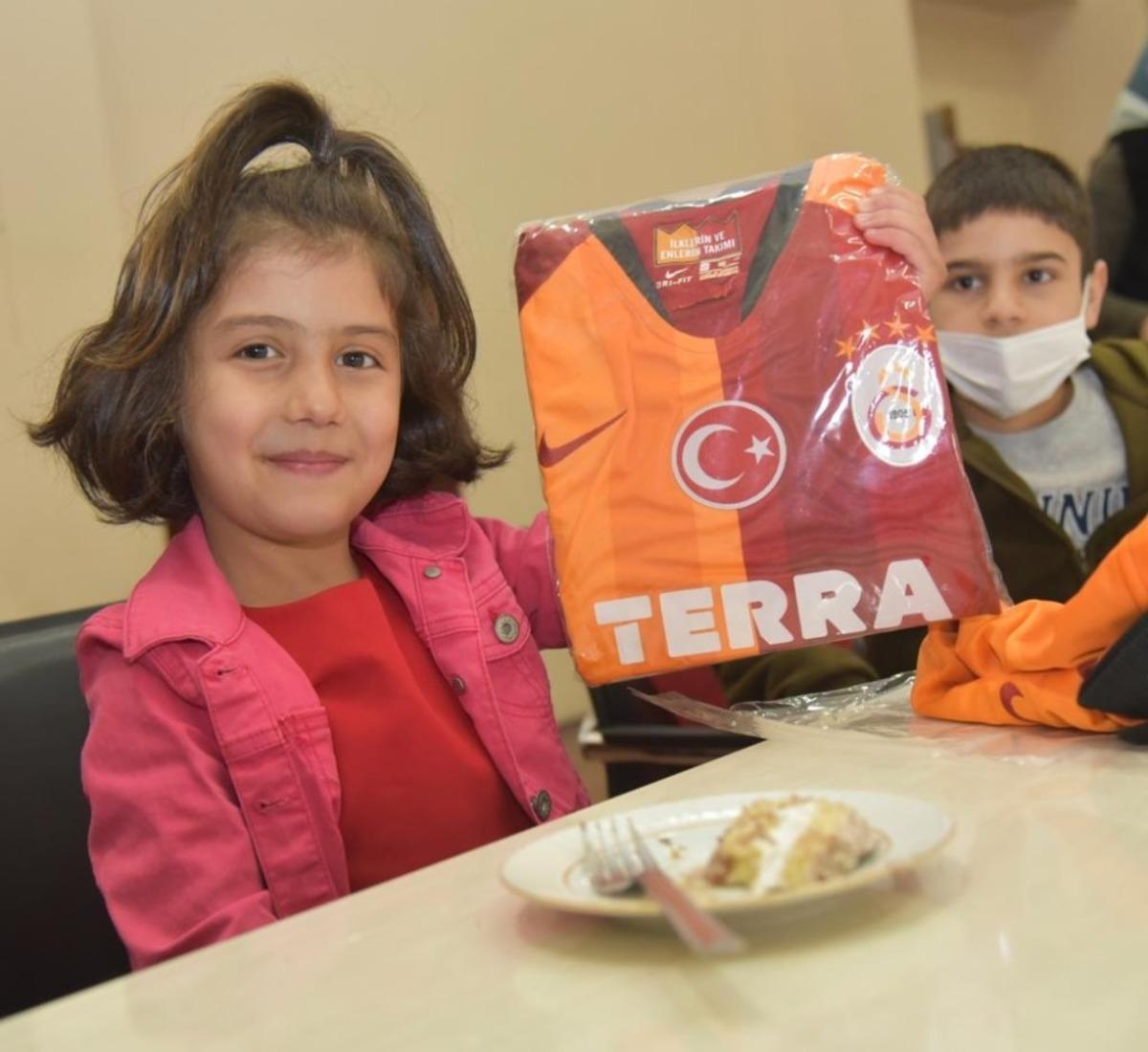 &Ccedil;ocuk Evleri Sitesinde kalan &ccedil;ocuklara 23 Nisan s&uuml;rprizi