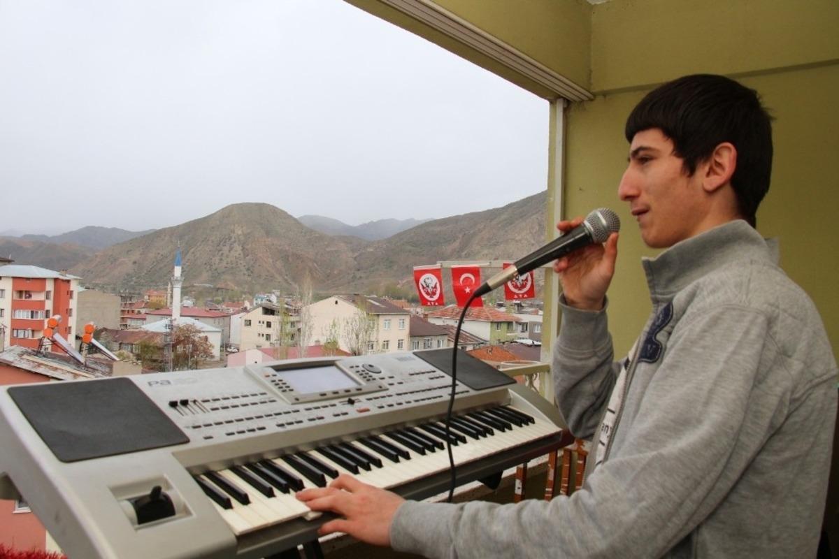 Evinin balkonundan 23 Nisan programı yaptı