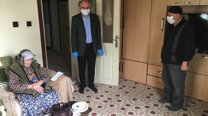 Vali Meral, 100 yaşındaki Zöhre nineyi ziyaret etti