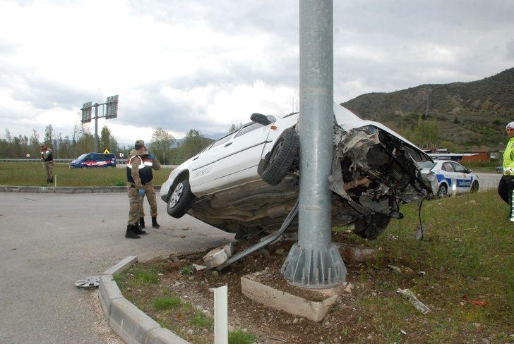 Direğe çarpan otomobil şaha kalktı G1