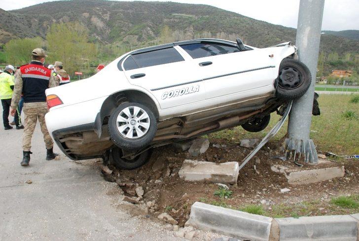 Direğe çarpan otomobil şaha kalktı G2