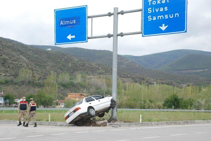 Direğe çarpan otomobil şaha kalktı G3