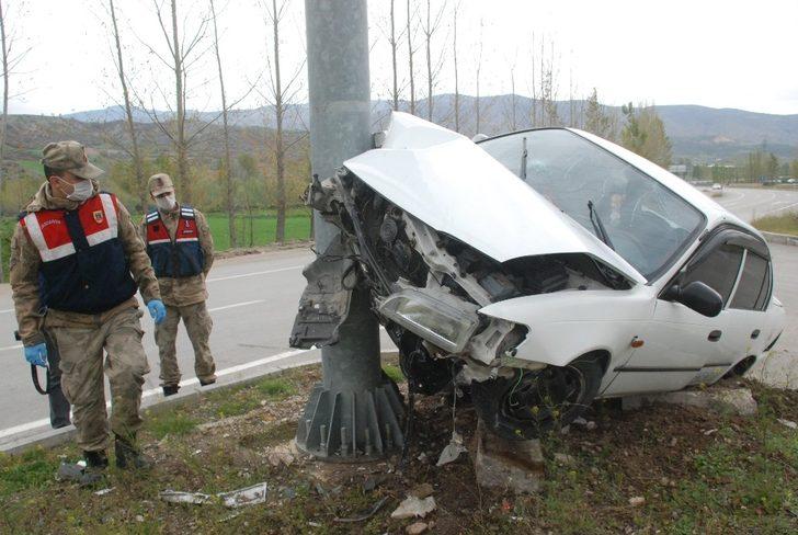 Direğe çarpan otomobil şaha kalktı G4