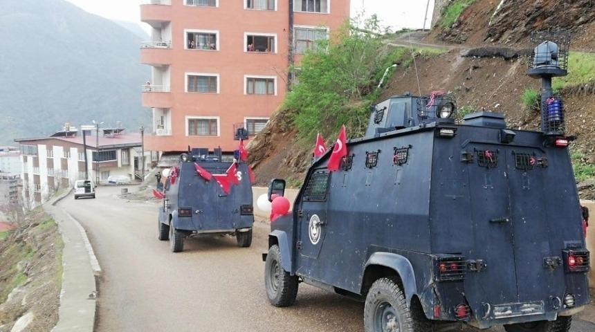 Şemdinli&rsquo;de polis ara&ccedil;ları &ccedil;ocuklar i&ccedil;in s&uuml;slendi