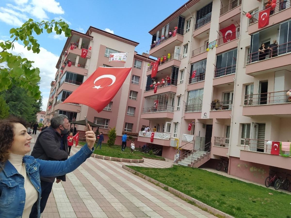 Vezirk&ouml;pr&uuml;&rsquo;de 23 Nisan balkonlarda kutlandı