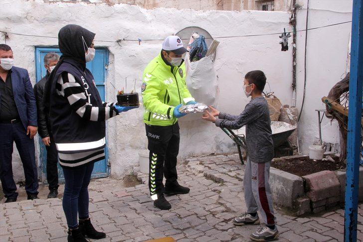 Kayseri'de polisten 23 Nisan'da doğan çocuklara sürpriz kutlama G1