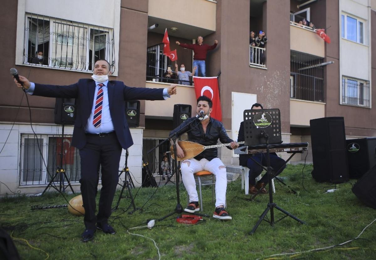 Bah&ccedil;ede konser, balkonda 23 Nisan coşkusu