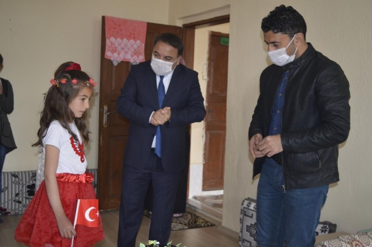 23 Nisan doğumlu &ccedil;ocuklara doğum g&uuml;n&uuml; s&uuml;rprizi