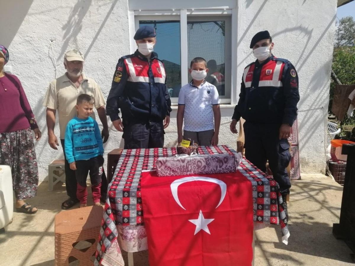 Jandarma doğum g&uuml;n&uuml; &ccedil;ocuklarına s&uuml;rpriz yaptı