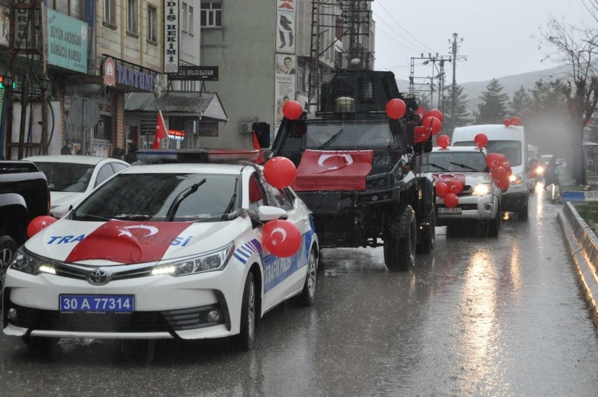 Y&uuml;ksekova&rsquo;da resmi ara&ccedil;lar s&uuml;slenip sokak sokak gezilerek 23 Nisan kutlandı
