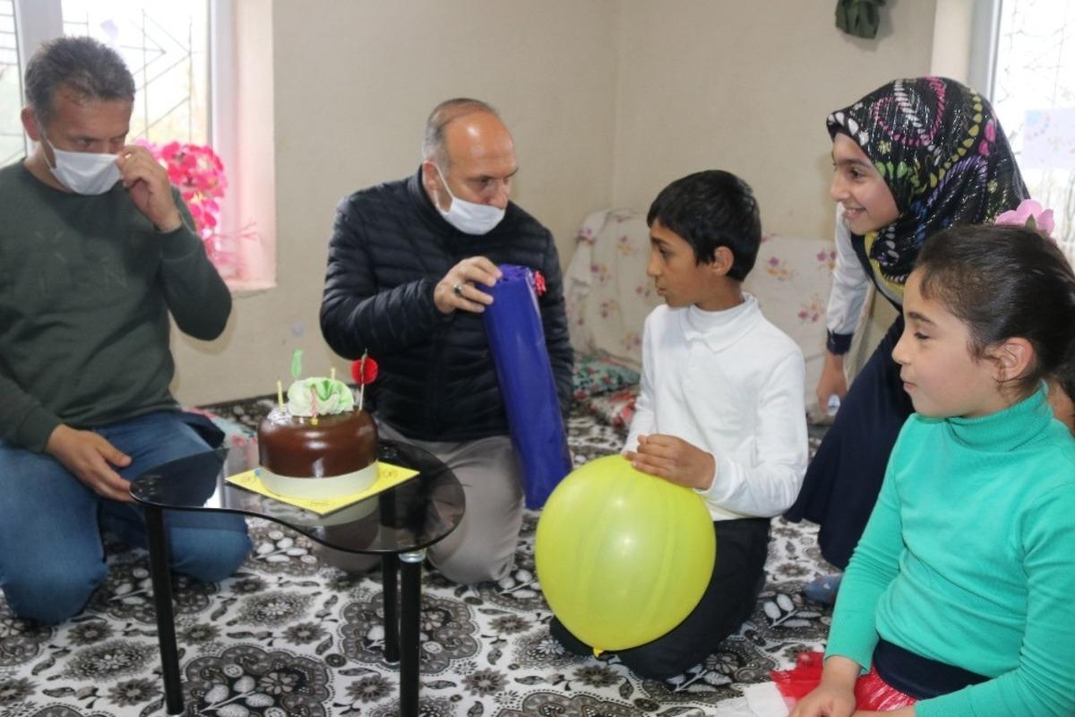 Bitlis&rsquo;te 23 Nisan&rsquo;da doğan &ccedil;ocuklara s&uuml;rpriz doğum g&uuml;n&uuml;