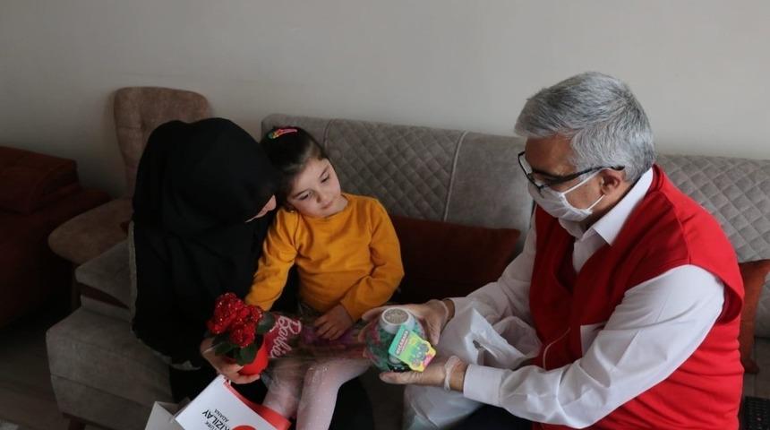 Kızılay&rsquo;dan şehit &ccedil;ocuğuna anlamlı ziyaret