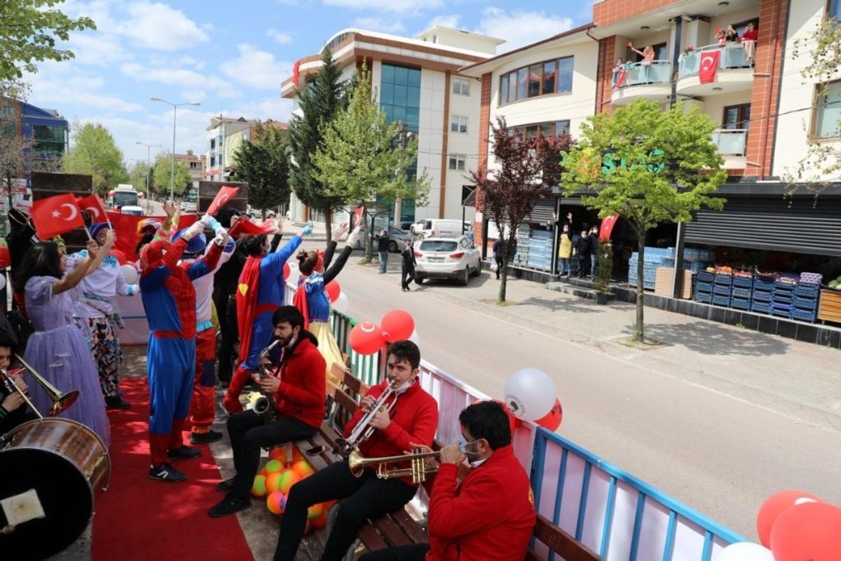 23 Nisan tırıyla bayram coşkusunu İzmit sokaklarına taşıdı