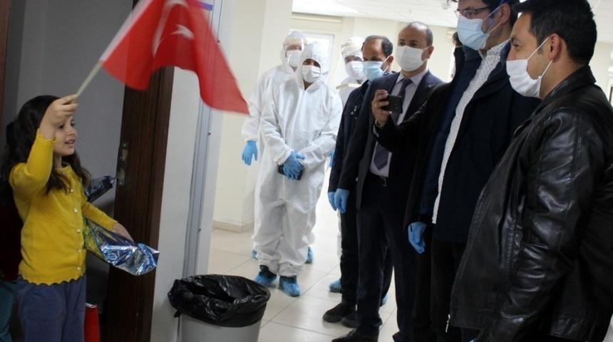 Karantinadaki işçilerin çocuklarına 23 Nisan ziyareti