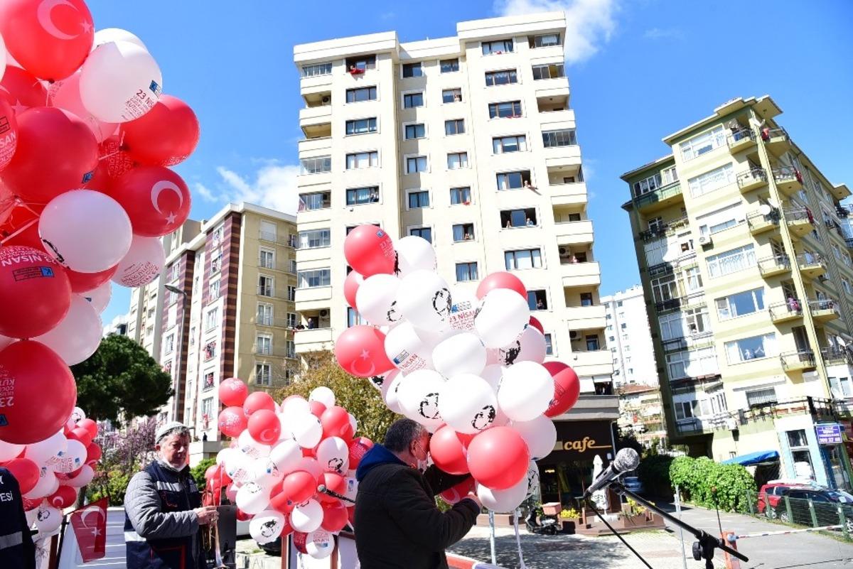 Kadık&ouml;y&rsquo;de 23 Nisan coşkusu: Balonlar g&ouml;ky&uuml;z&uuml;nde buluştu