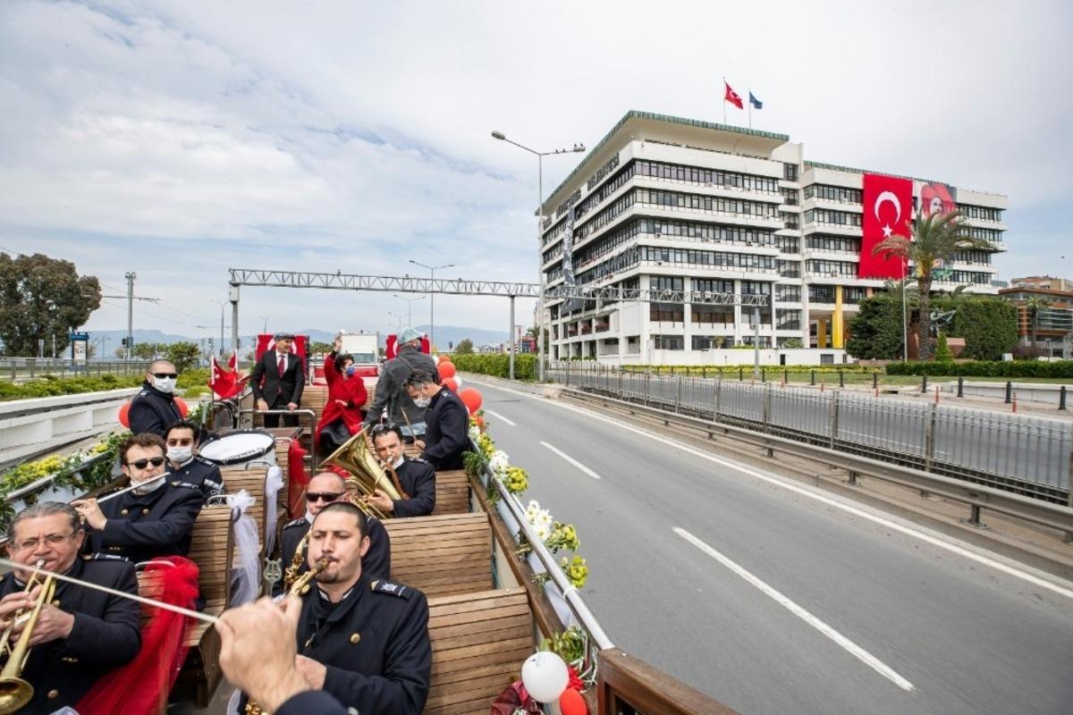İzmir 23 Nisan&rsquo;da tek y&uuml;rek oldu