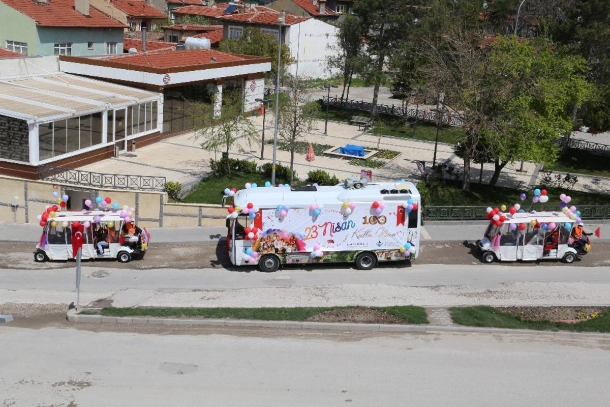 100&rsquo;&uuml;nc&uuml; yıl otob&uuml;s&uuml; Sivrihisar sokaklarında neşe dağıttı