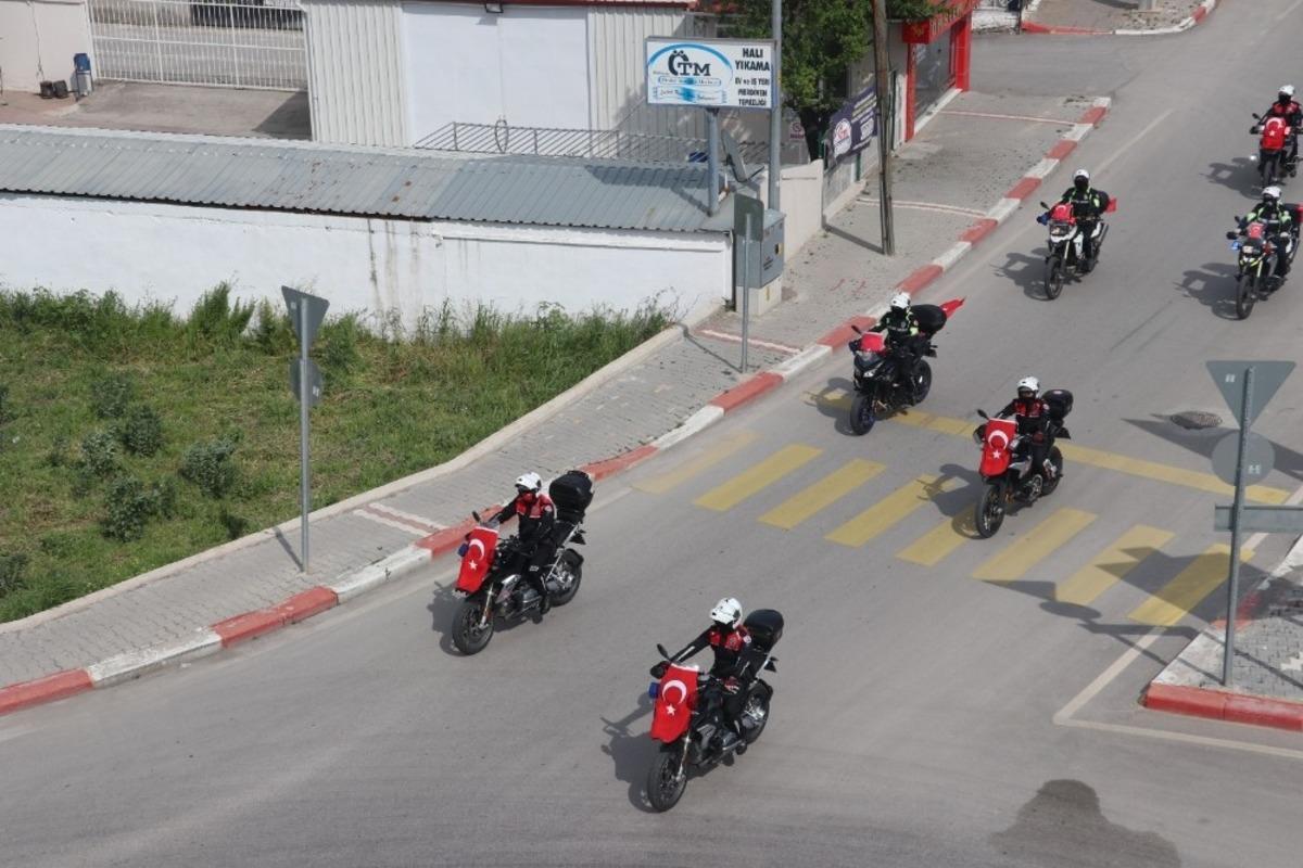 Polisler 23 Nisan coşkusunu sokak sokak yaşattı