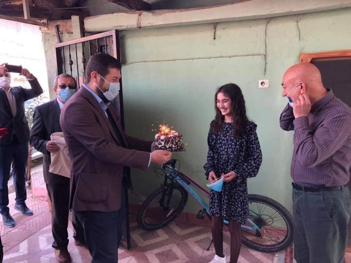 Sındırgı&rsquo;da 23 Nisan &ccedil;ocuklarına pastalı s&uuml;rpriz