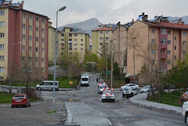 Polis araçları 23 Nisan için süslendi