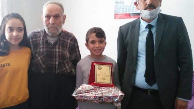 Torununun hediyesi 95 yaşındaki dedesine verildi