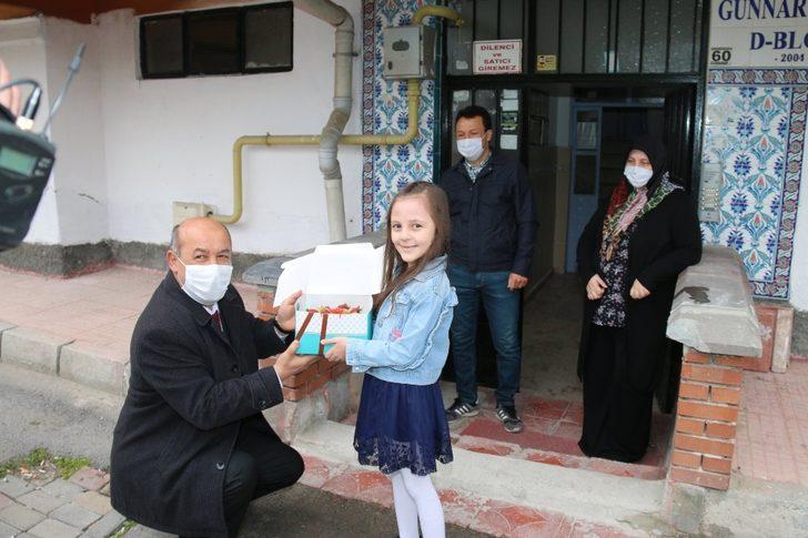 Müdür Başyiğit’ten 23 Nisan’da doğan öğrencilere doğum günü sürprizi G1