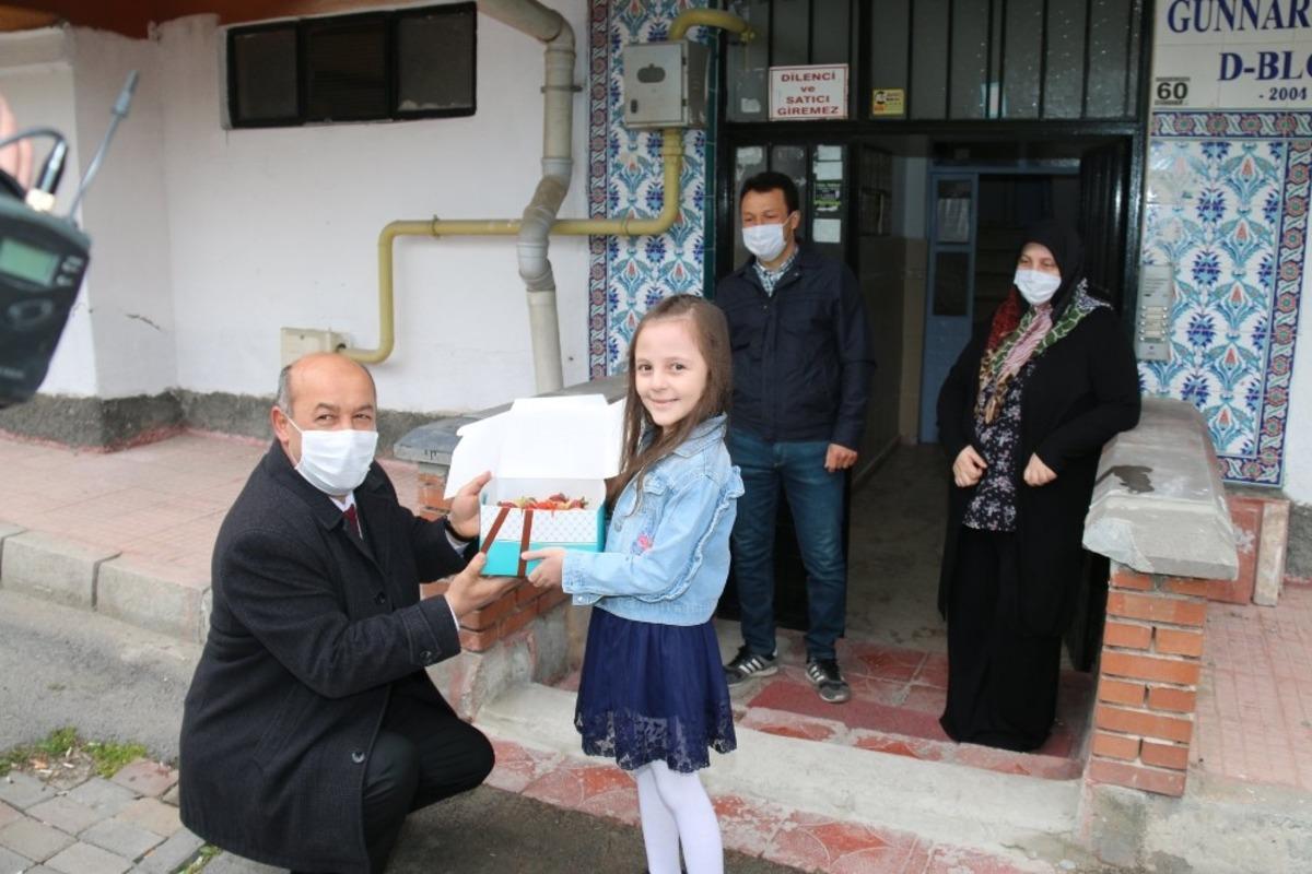 M&uuml;d&uuml;r Başyiğit&rsquo;ten 23 Nisan&rsquo;da doğan &ouml;ğrencilere doğum g&uuml;n&uuml; s&uuml;rprizi