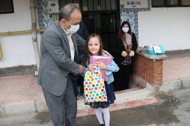 Müdür Başyiğit’ten 23 Nisan’da doğan öğrencilere doğum günü sürprizi G2