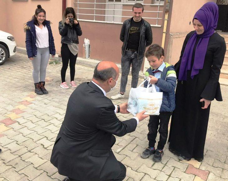 Müdür Başyiğit’ten 23 Nisan’da doğan öğrencilere doğum günü sürprizi G3