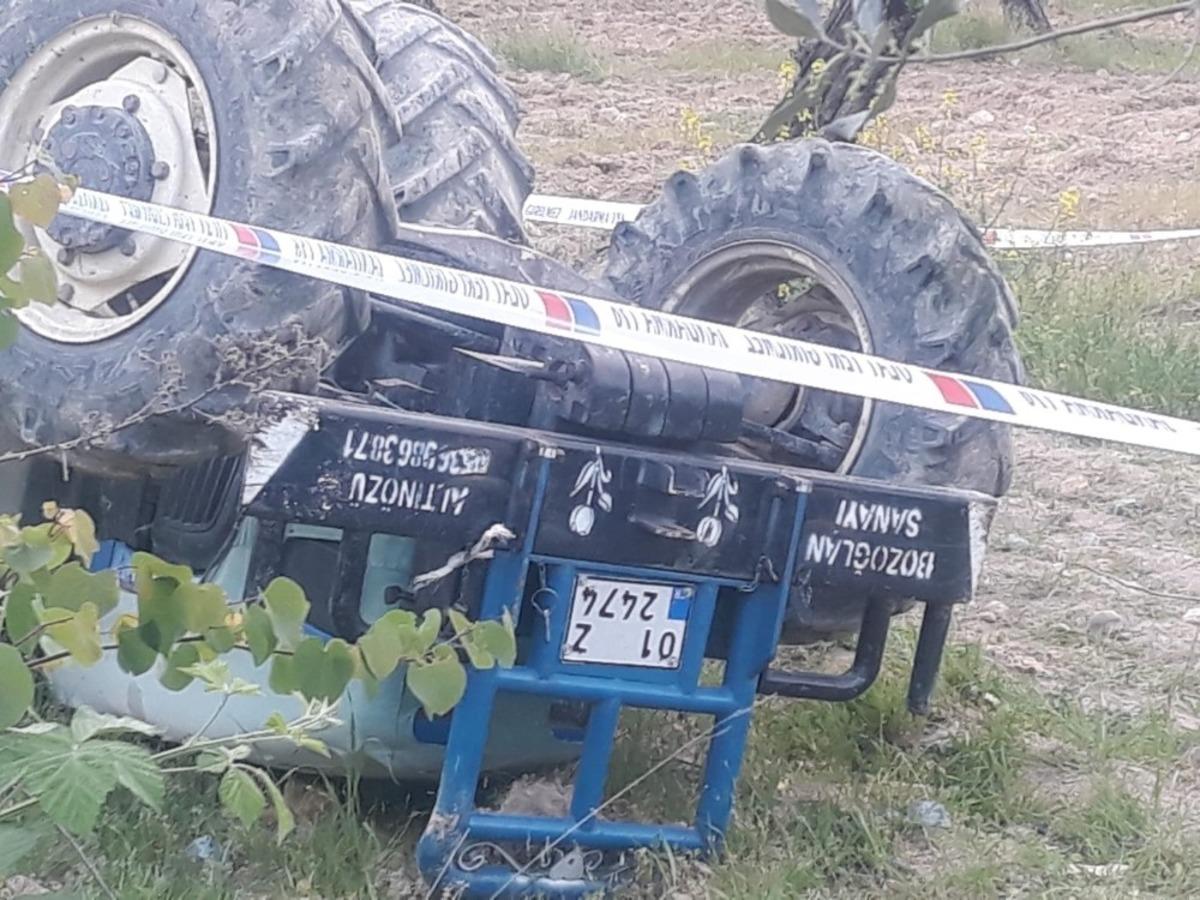 Devrilen trakt&ouml;r&uuml;n altında kalan adam yaşamını yitirdi