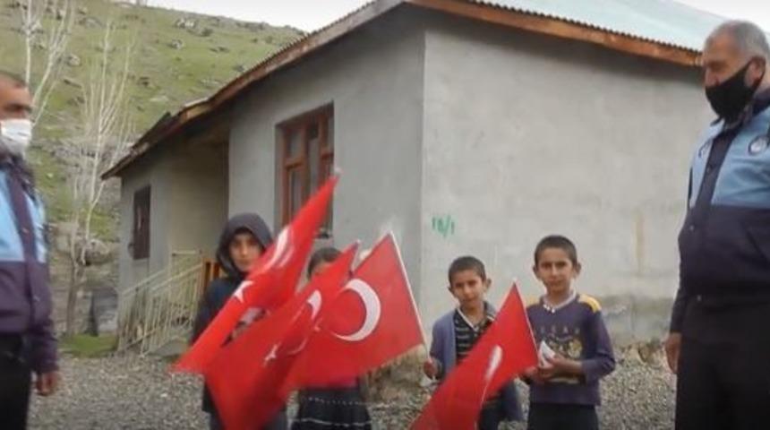 Erciş Belediyesinden çocuklara bayrak