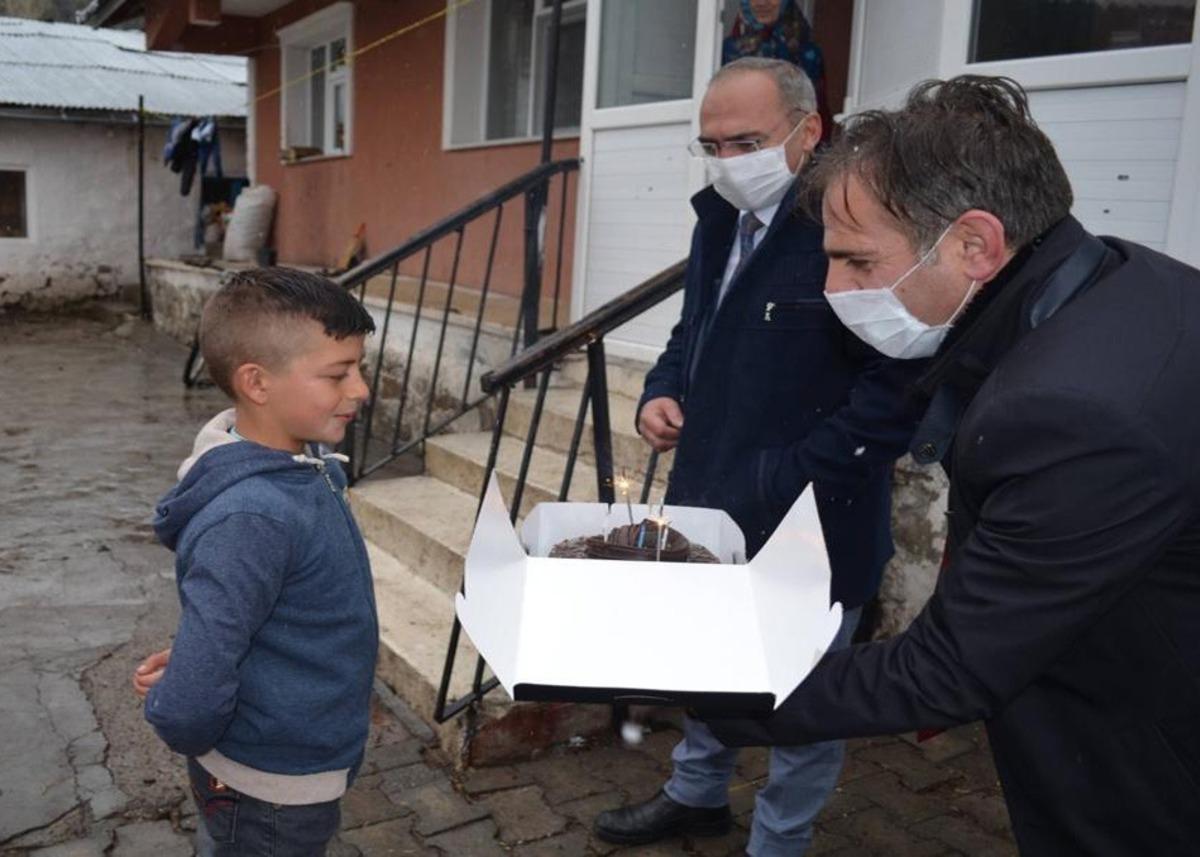 Sarıkamış&rsquo;ta &ldquo;23 Nisan&rdquo; ve &ldquo;doğum g&uuml;n&uuml;&rdquo; s&uuml;rprizi