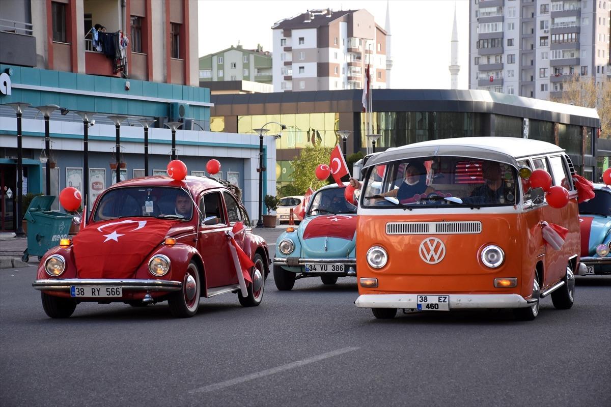 Kayseri'de klasik ara&ccedil;larla 23 Nisan turu