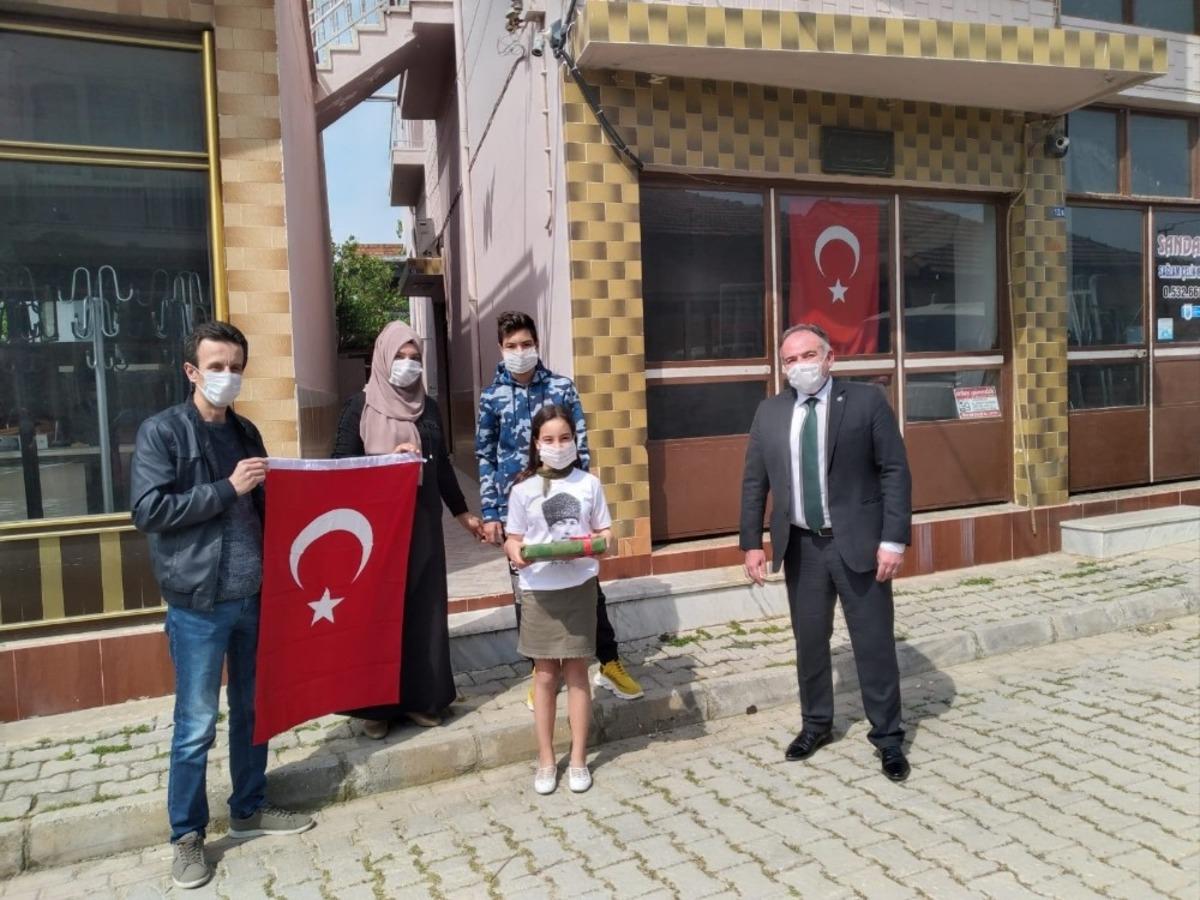 Başkan &Ouml;ndeş, 23 Nisan yarışmasında dereceye giren &ouml;ğrencilerin hediyelerini evlerine g&ouml;t&uuml;rd&uuml;