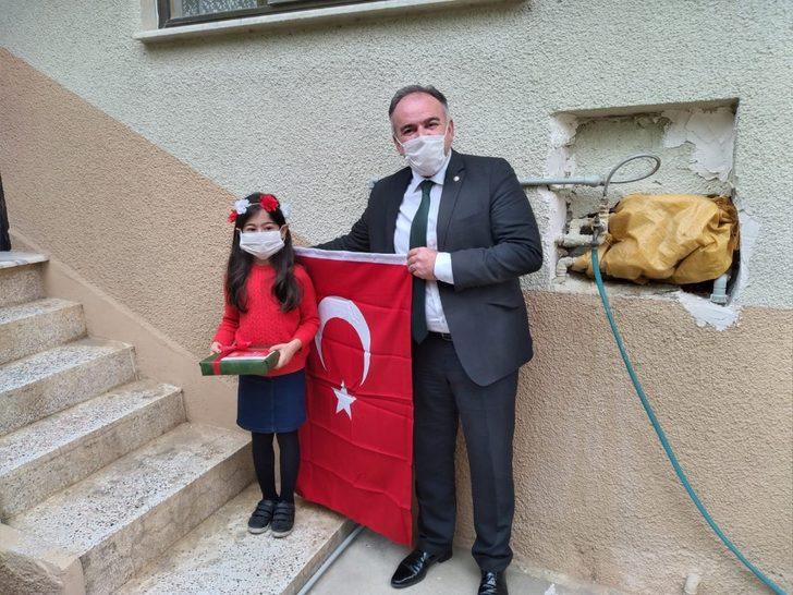 Başkan Öndeş, 23 Nisan yarışmasında dereceye giren öğrencilerin hediyelerini evlerine götürdü G2