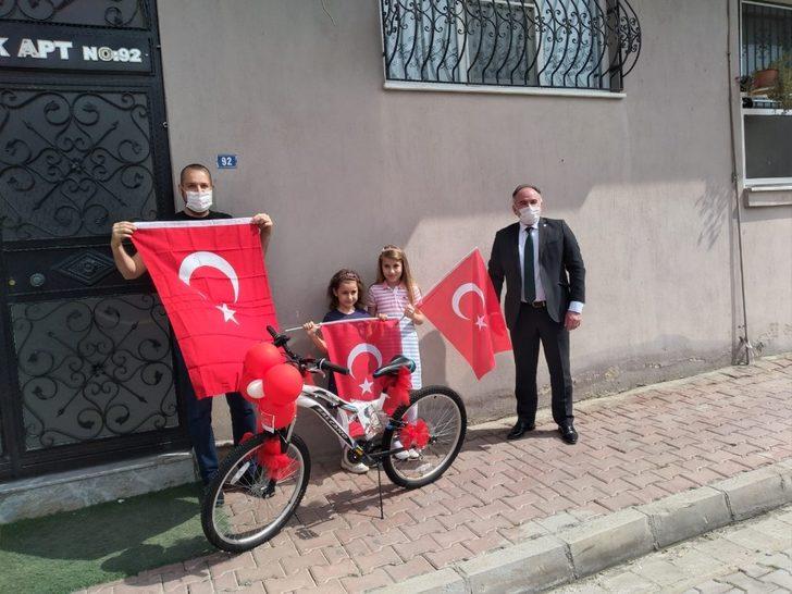 Başkan Öndeş, 23 Nisan yarışmasında dereceye giren öğrencilerin hediyelerini evlerine götürdü G3