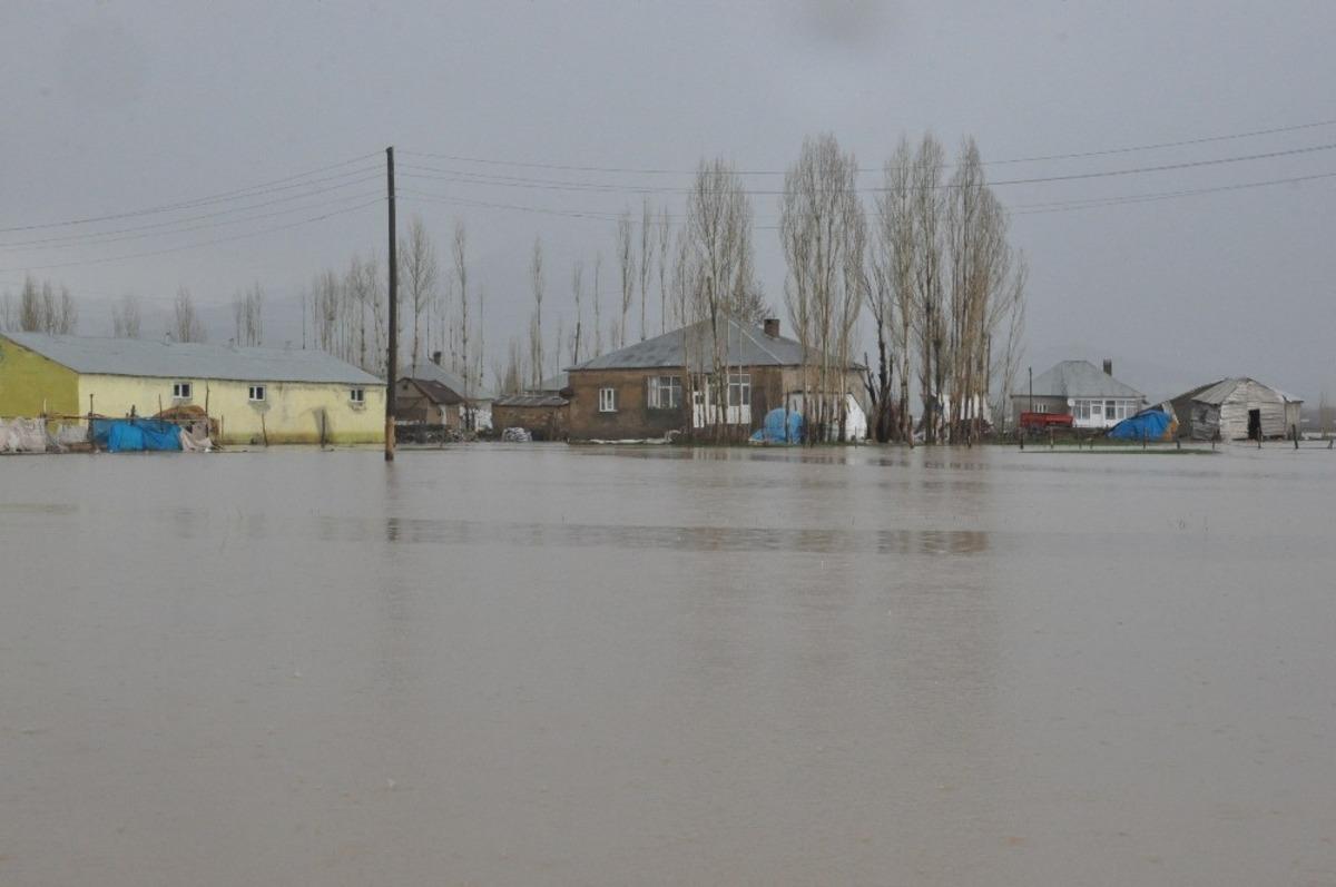 Y&uuml;ksekova&rsquo;da evler ve iş yerleri sular altında kaldı