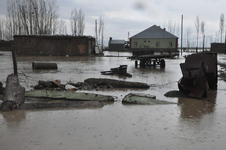 Yüksekova’da evler ve iş yerleri sular altında kaldı G3
