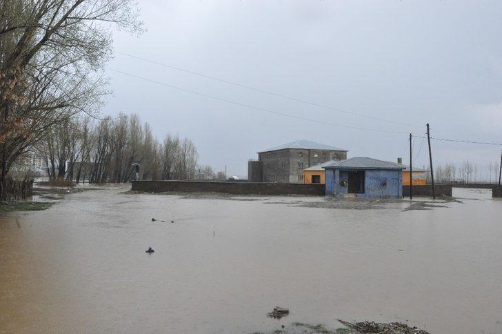 Yüksekova’da evler ve iş yerleri sular altında kaldı G4