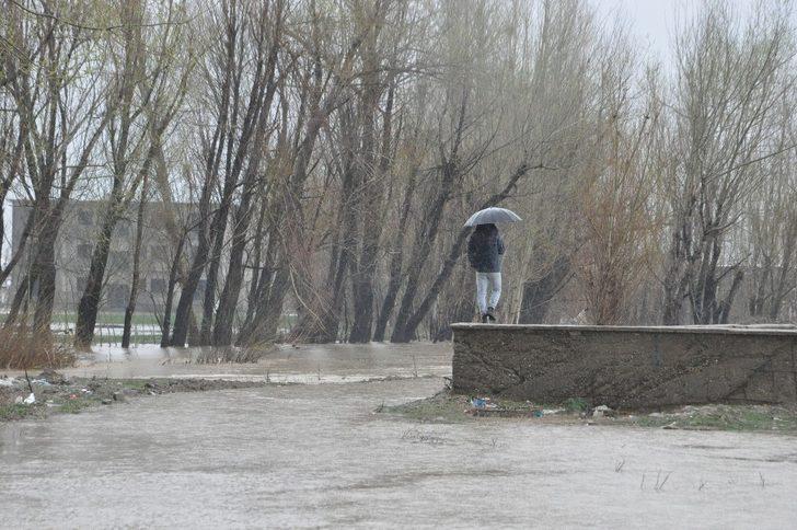 Yüksekova’da evler ve iş yerleri sular altında kaldı G5